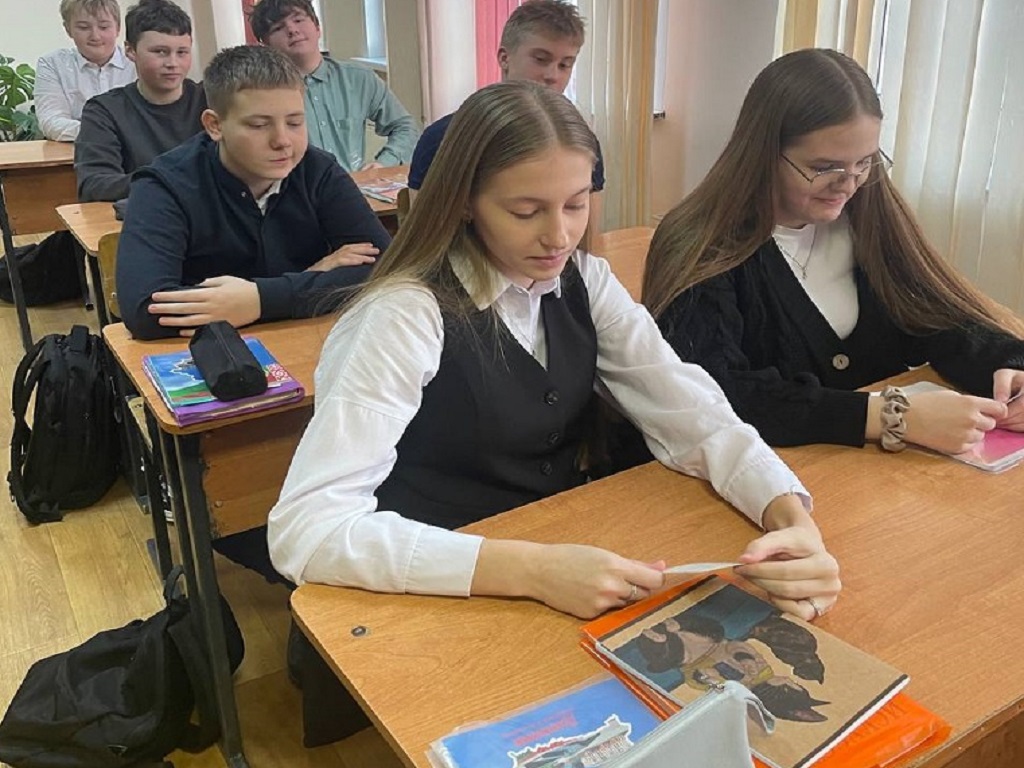 21.01 провели классный час для 8г класса на сплочения детского коллектива, играли в игру « Я тебя слышу»